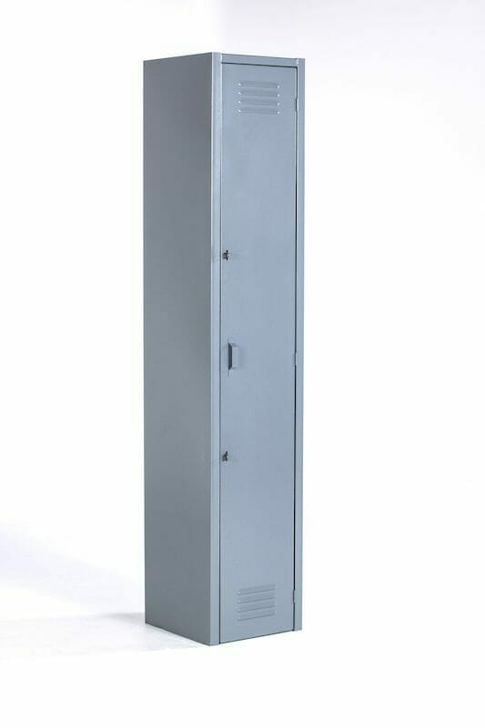 Locker metálico gris de una puerta cerrado, vista en perspectiva del producto real